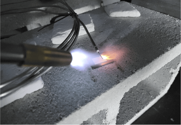 Extreme environment antenna for missile antenna and hypersonic antenna